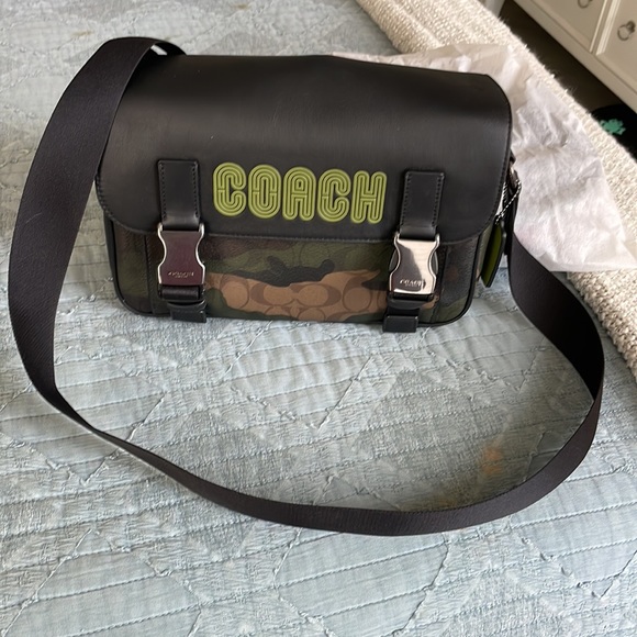 Coach NWOT Track Crossbody Black
Green Signature Canvas Crossbody
Shoulder Bag . - Picture 4 of 5